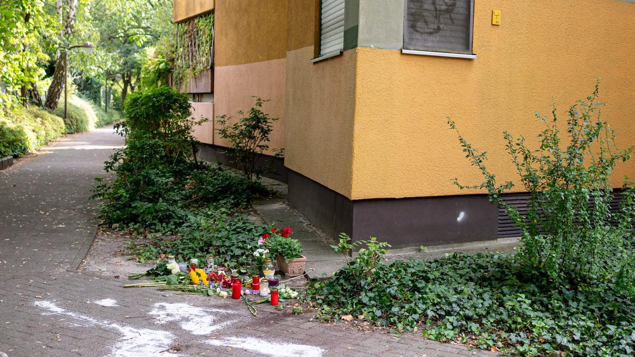 An einer Hausecke liegen Kerzen und Blumen zum Gedenken.