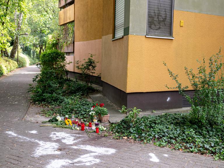 An einer Hausecke liegen Kerzen und Blumen zum Gedenken.