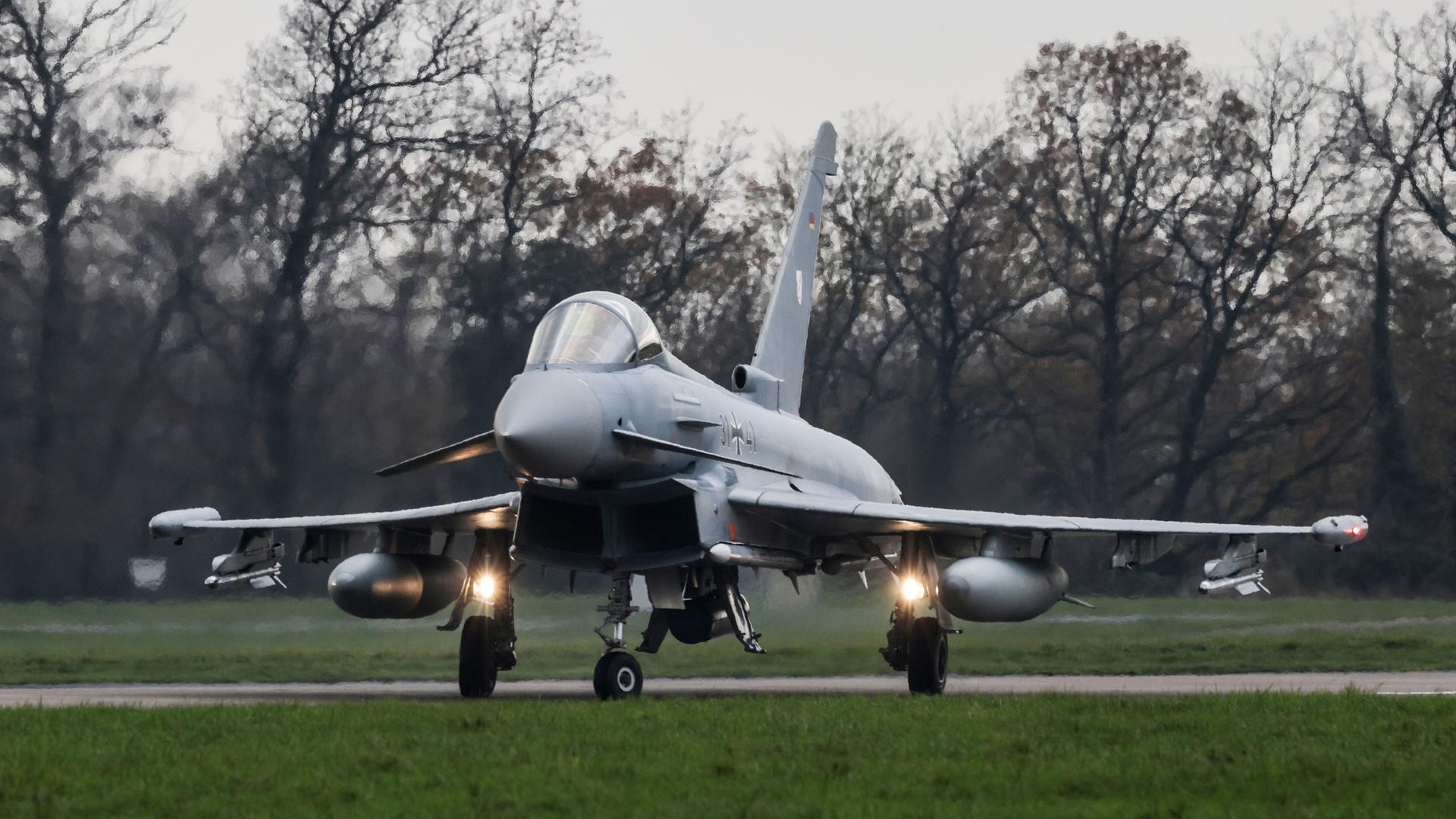 Ein Eurofighter der Luftwaffe rollt zur Startbahn auf dem Fliegerhorst in Nörvenich. Ein Eurofighter der Luftwaffe rollt zur Startbahn auf dem Fliegerhorst in Nörvenich.