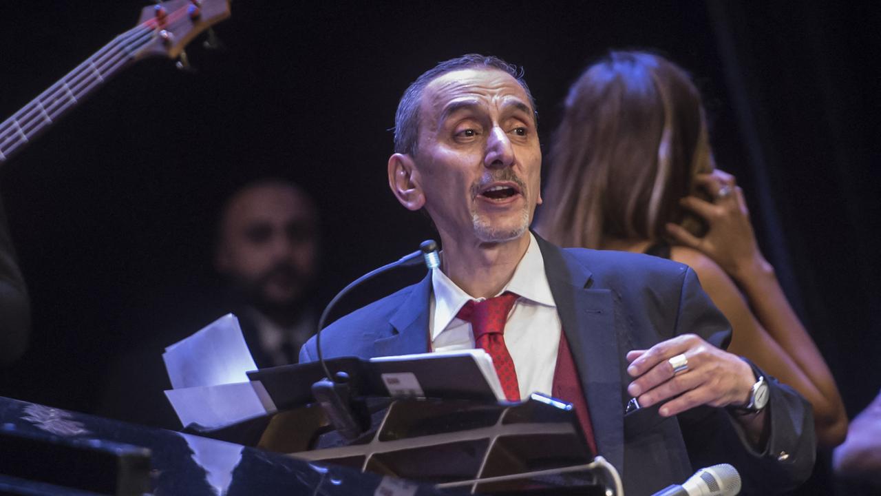 Das Foto zeigt Ziad Rahbani am Flügel bei einem Konzert in Kairo im Jahr 2018.