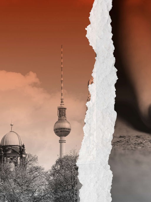 Mit einem Riss zweigeteiltes Bild: Links Berlin (Dom und Fernsehturm), rechts eine offene Hand, in der eine Spritze liegt.