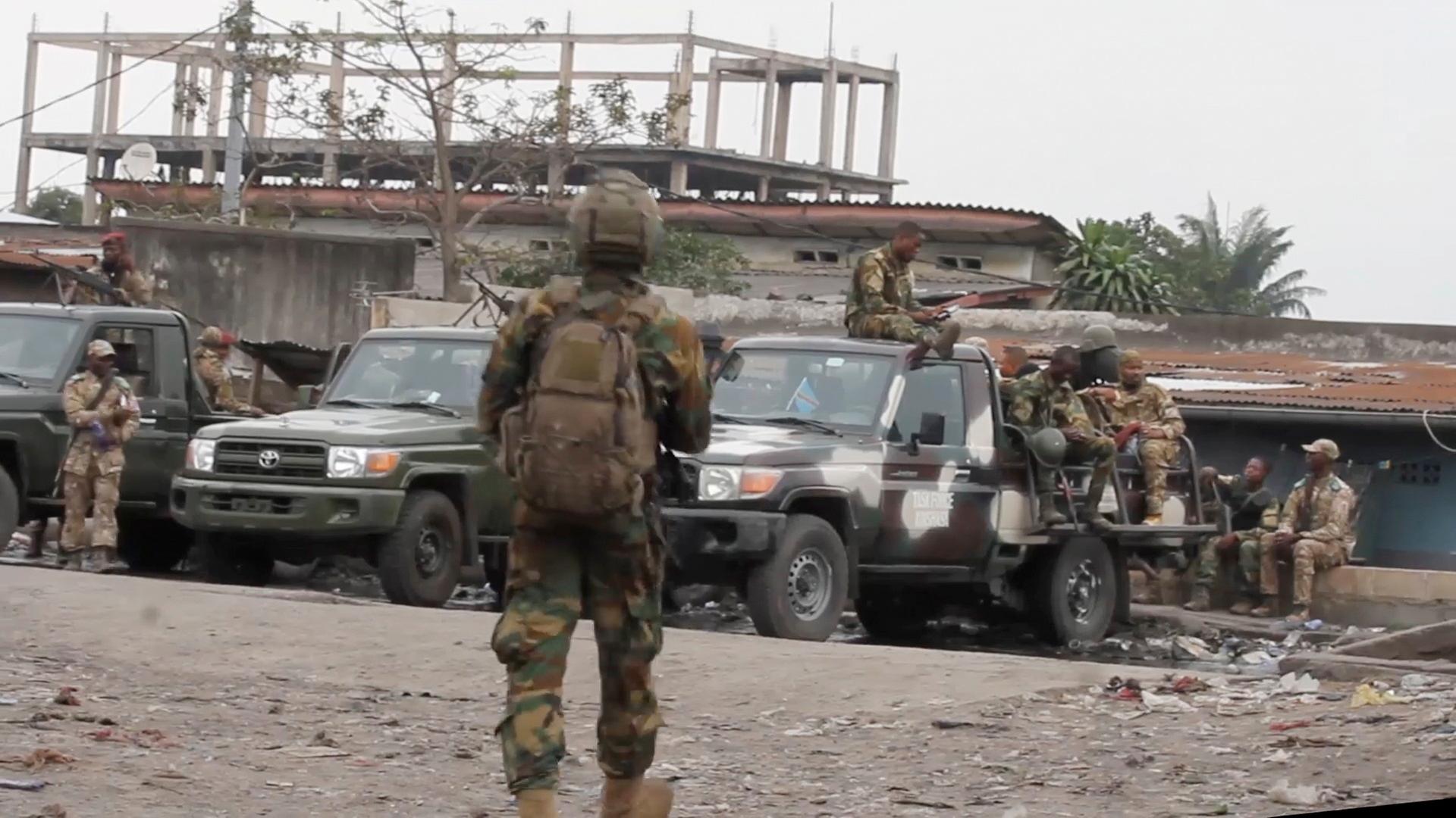 Dieses Bild aus einem Video zeigt staatliche Sicherheitskräfte vor dem Makala-Gefängnis in Kinshasa, Demokratische Republik Kongo, nach einem versuchten Gefängnisausbruch im Hauptgefängnis des Kongo. Dieses Bild aus einem Video zeigt staatliche Sicherheitskräfte vor dem Makala-Gefängnis in Kinshasa, Demokratische Republik Kongo, nach einem versuchten Gefängnisausbruch im Hauptgefängnis des Kongo.