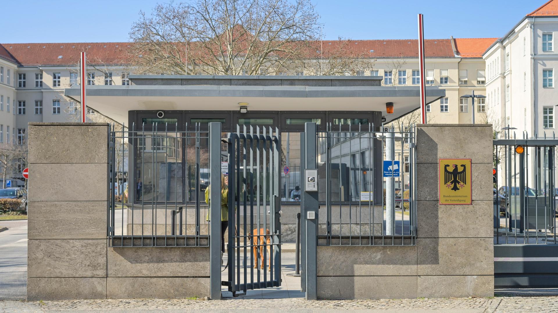Eingang des Bundesministeriums der Verteidigung in der Stauffenberg-Straße, Tiergarten, Berlin