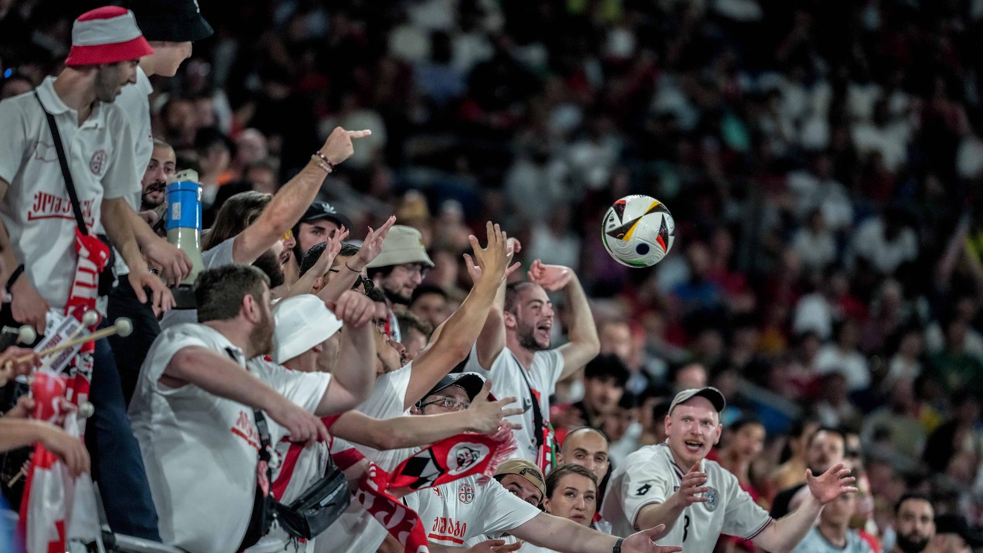 Beim Spiel Georgien gegen Portugal fliegt der Ball ins Publikum