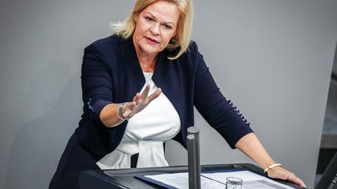 Nancy Faeser (SPD), Bundesministerin für Inneres und Heimat, spricht im Plenum des Bundestags.