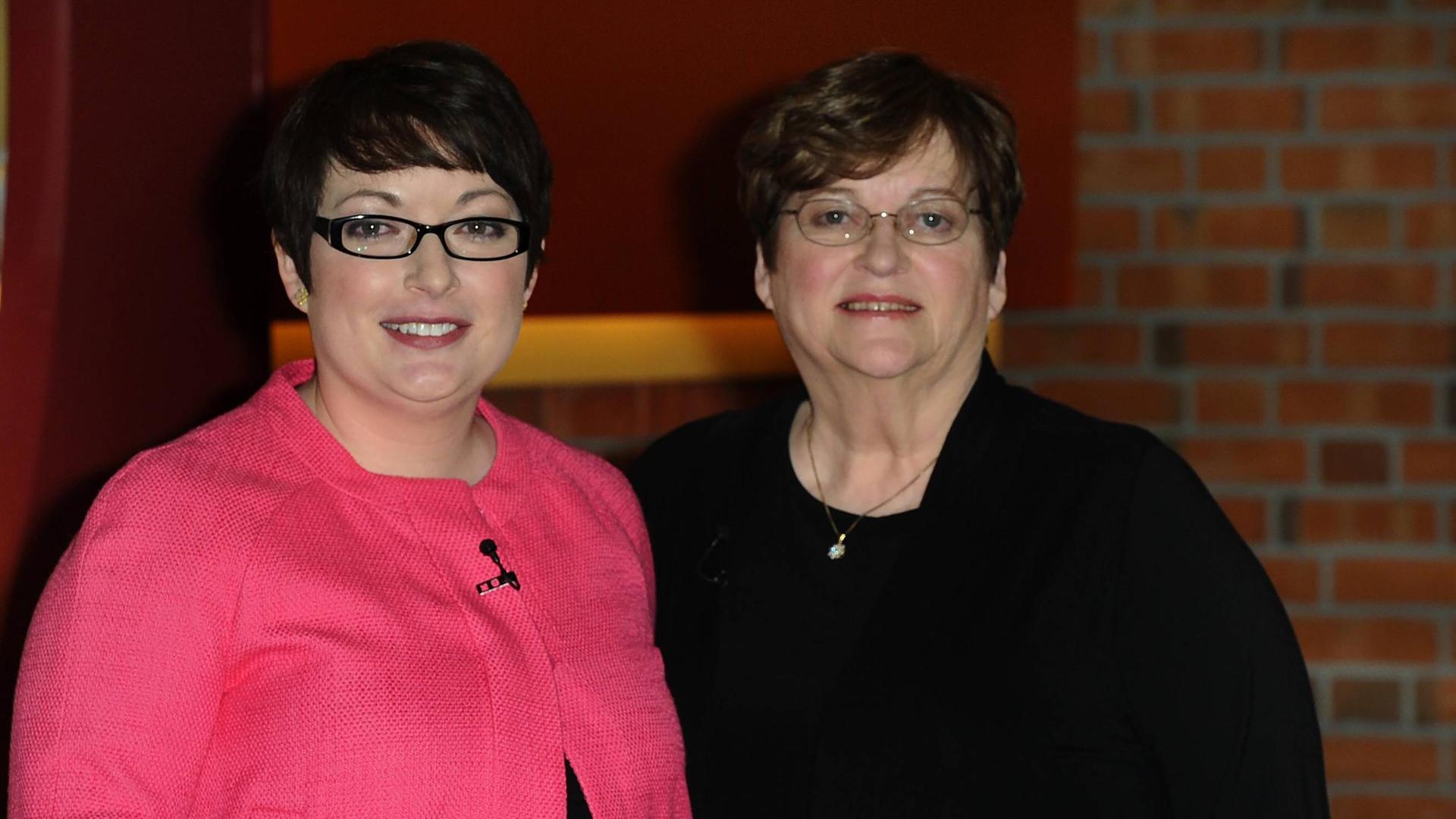 Mahtob Mahmoody und Betty Mahmoody lächeln in die Kamera.