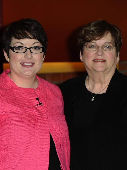 Mahtob Mahmoody und Betty Mahmoody lächeln in die Kamera.