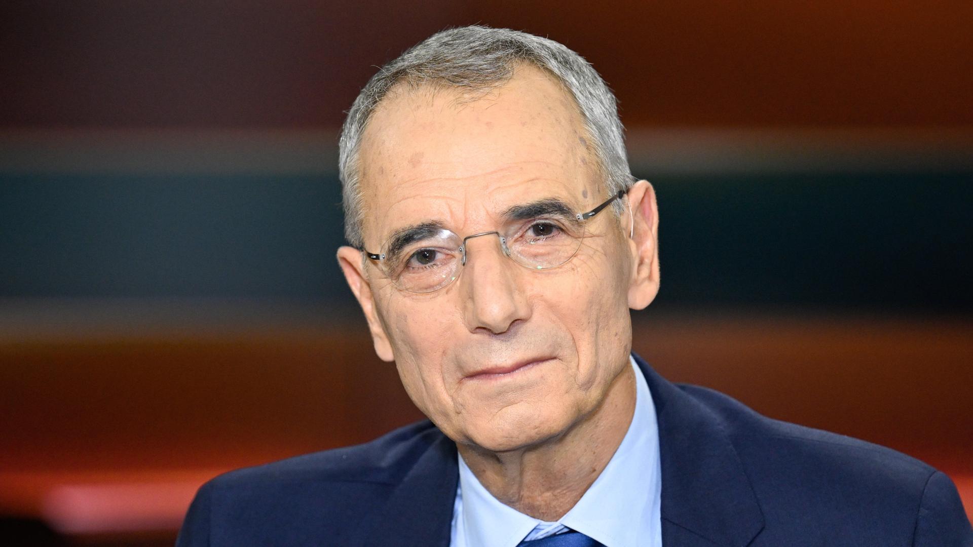 Der Publizist und Historiker Michael Wolffsohn schaut in die Kamera. Der Publizist und Historiker Michael Wolffsohn schaut in die Kamera.