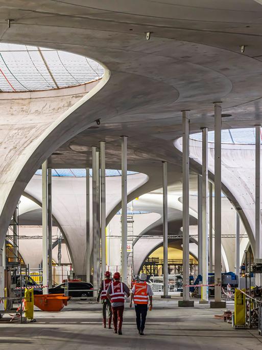 Die Baustelle von Stuttgart 21 mit den Kelchstützen, die das Dach des künftigen Durchgangsbahnhof tragen werden. 