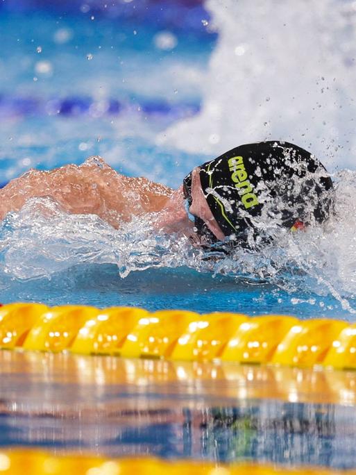 Lukas Märtens schwimmt bei der Schwimm-WM in Doha im Wasser.