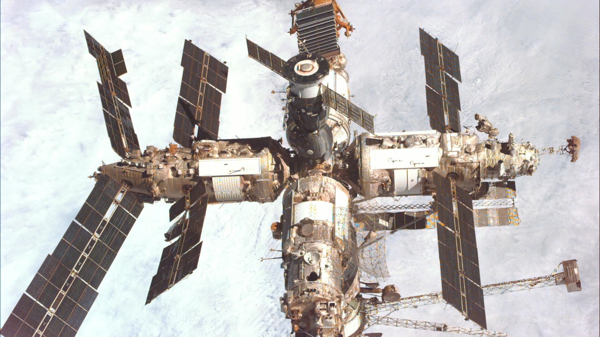 Die Raumstation Saljut 3 mit mehreren Forschungs-Modulen und Sonnensegeln