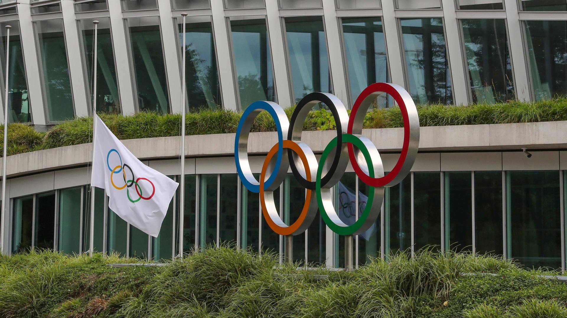 Das IOC-Hauptquartier in Lausanne mit den olympischen Ringen davor.