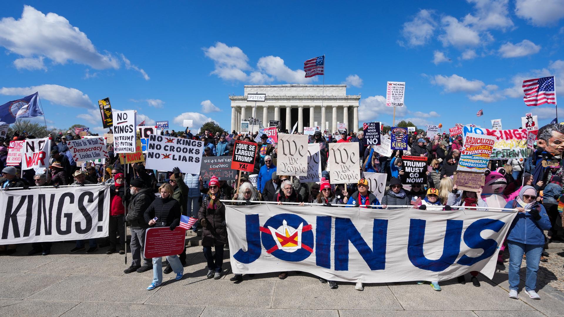 Demonstrationen stehen mit Spruchbändern und Schildern vor dem Lincoln Memorial in Washington Demonstrationen stehen mit Spruchbändern und Schildern vor dem Lincoln Memorial in Washington
