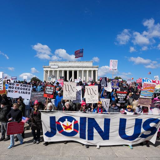 Demonstrationen stehen mit Spruchbändern und Schildern vor dem Lincoln Memorial in Washington