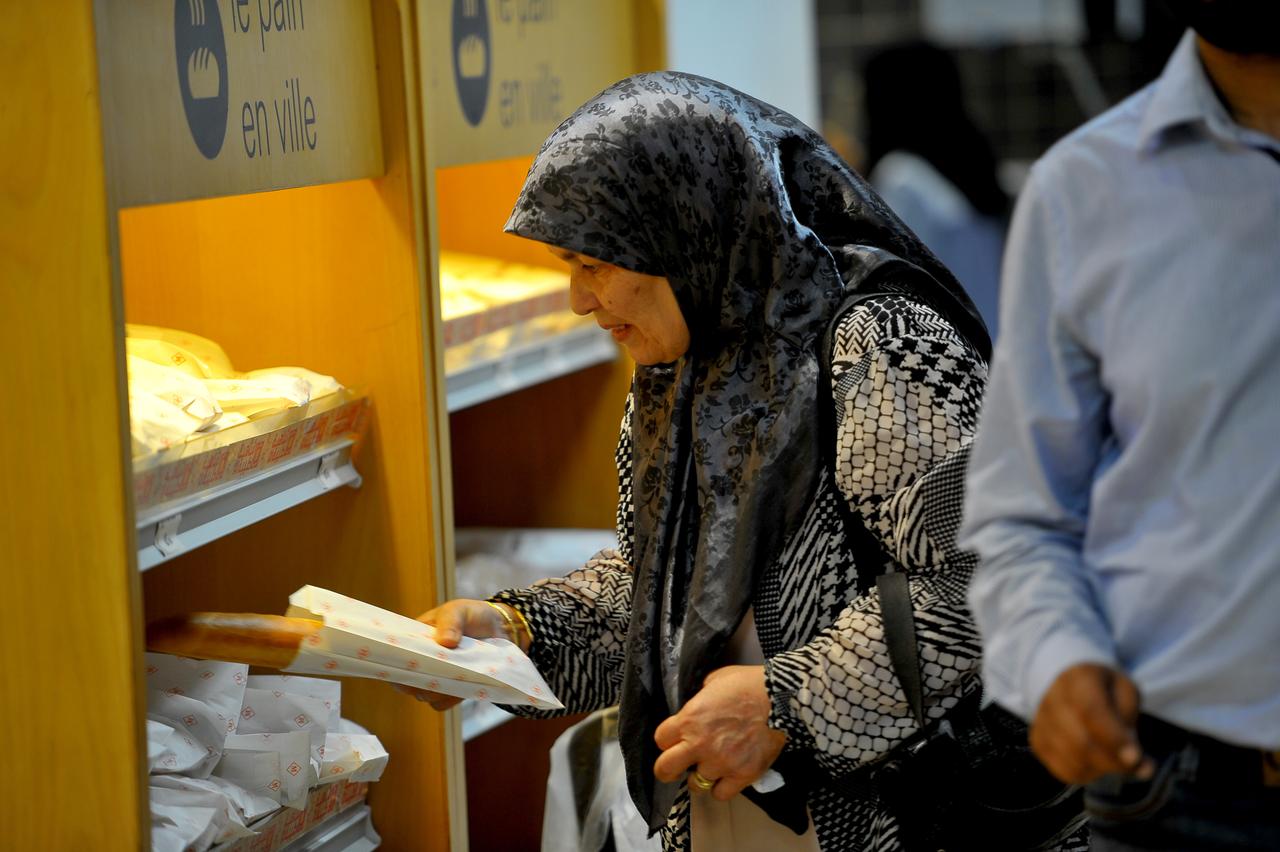 Eine Frau kauft Brot in einem Supermarkt in Tunesien.