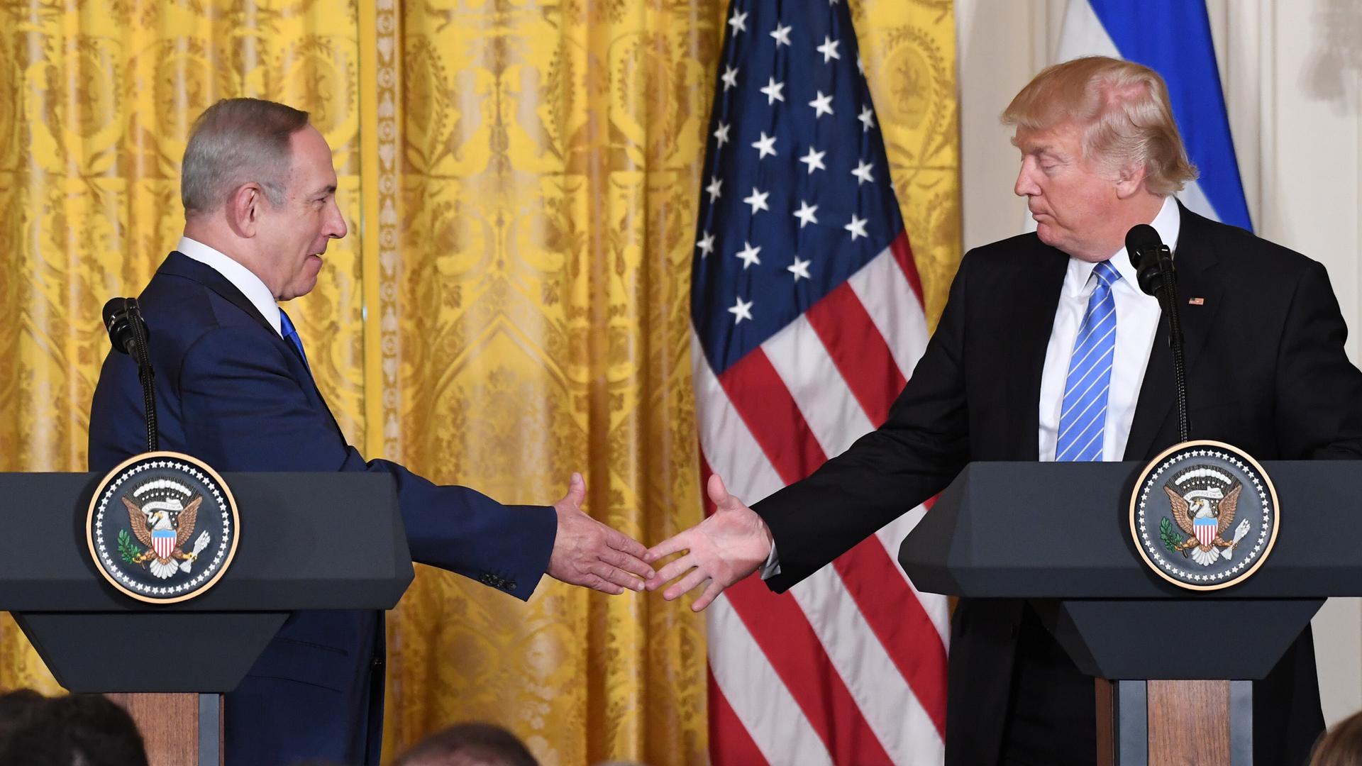 Präsident Donald Trump schüttelt mit  Benjamin Netanyahu Hände im weißen Haus. 