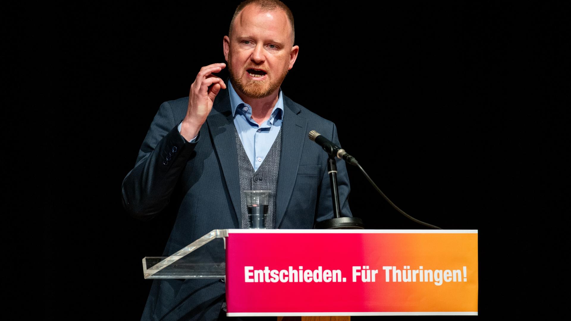 BSW-Generalsekretärs Christian Leye hält eine Rede. 