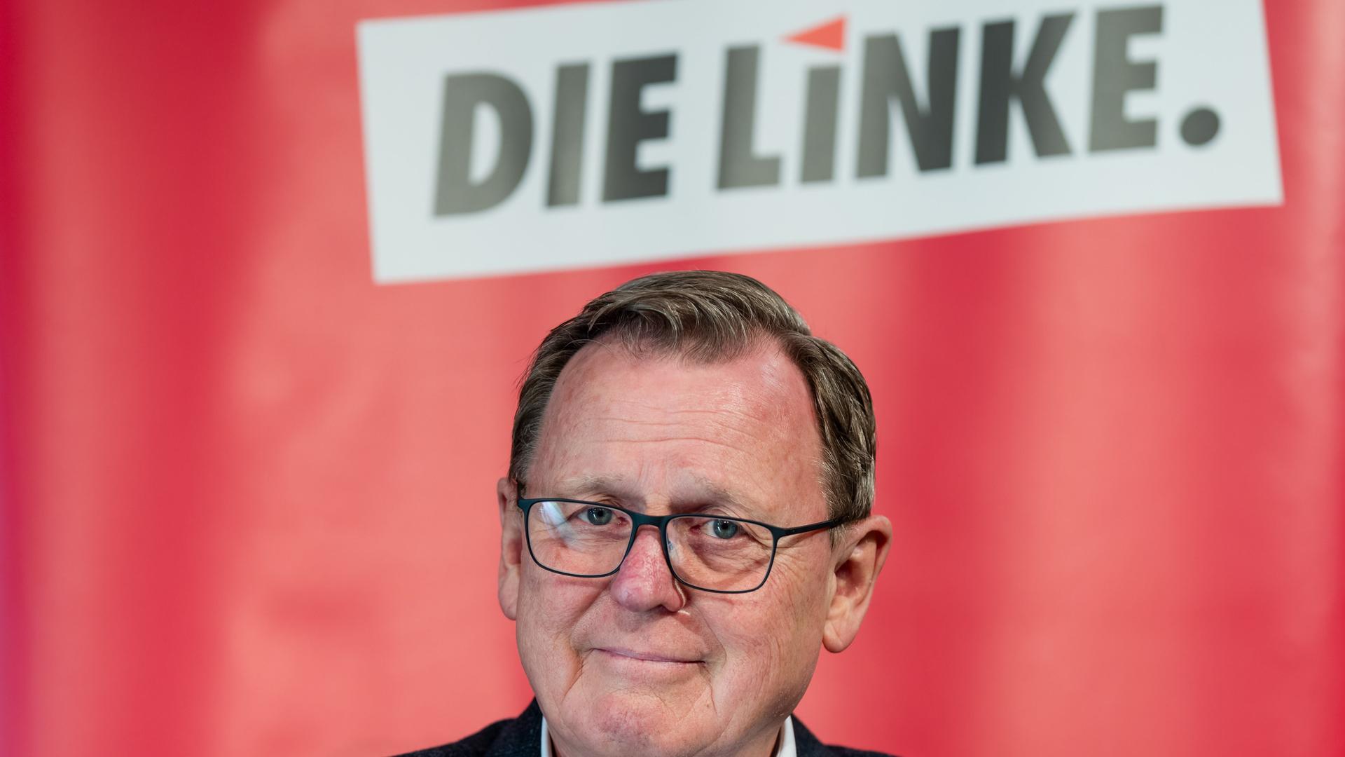 Der frühere Ministerpräsident von Thüringen, Bodo Ramelow (Die Linke) vor rotem Hintergrund, über ihm der Schriftzug "Die Linke". 