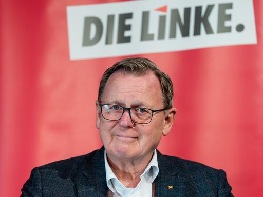 Der frühere Ministerpräsident von Thüringen, Bodo Ramelow (Die Linke) vor rotem Hintergrund, über ihm der Schriftzug "Die Linke". 