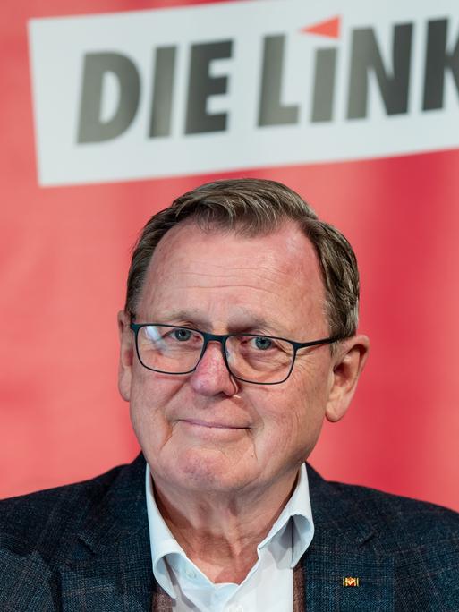 Der frühere Ministerpräsident von Thüringen, Bodo Ramelow (Die Linke) vor rotem Hintergrund, über ihm der Schriftzug "Die Linke". 