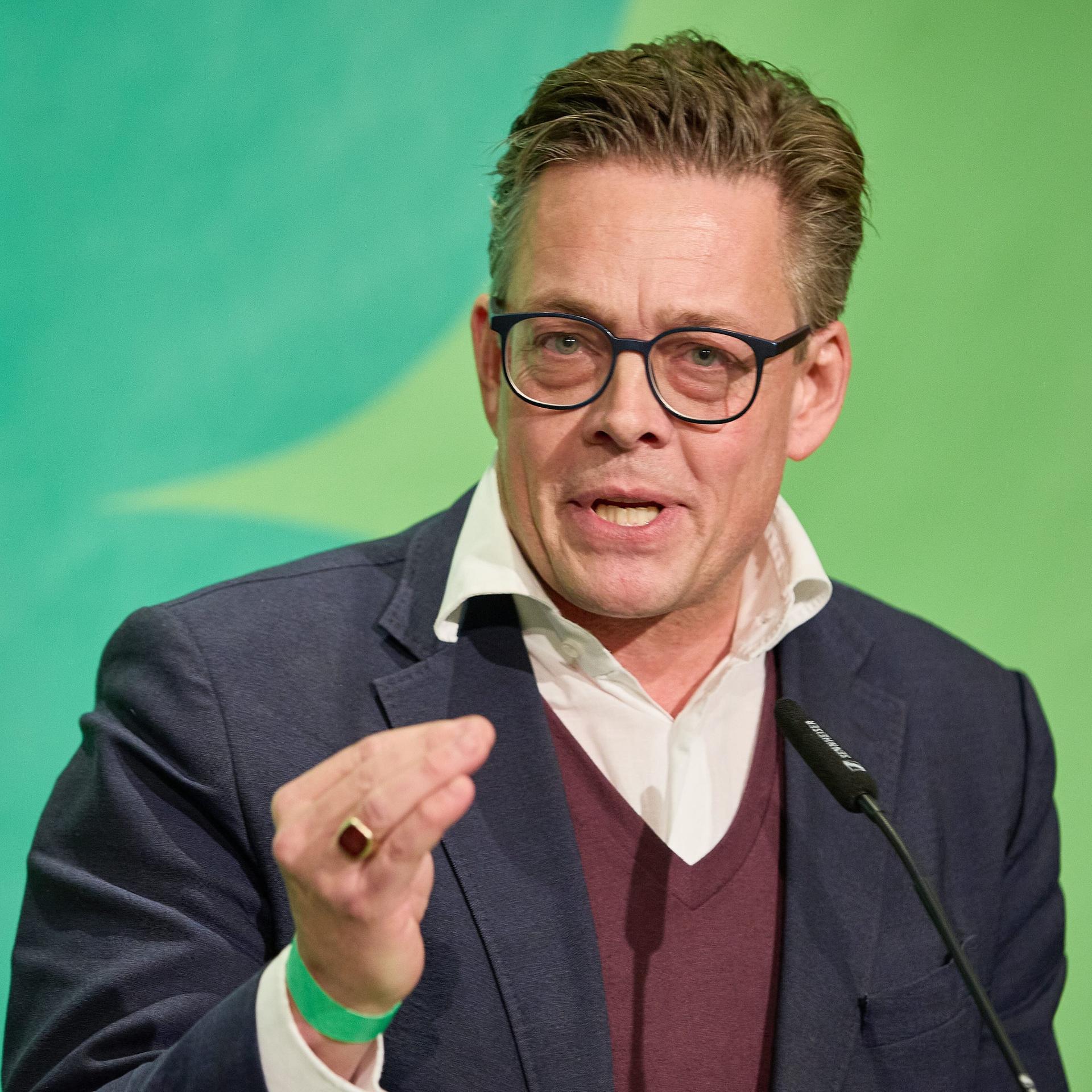 Konstantin von Notz (Bündnis 90/Die Grünen) vor einem grünen Hintergrund