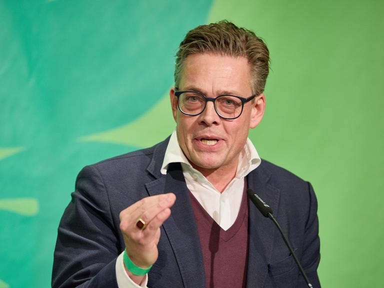 Konstantin von Notz (Bündnis 90/Die Grünen) vor einem grünen Hintergrund