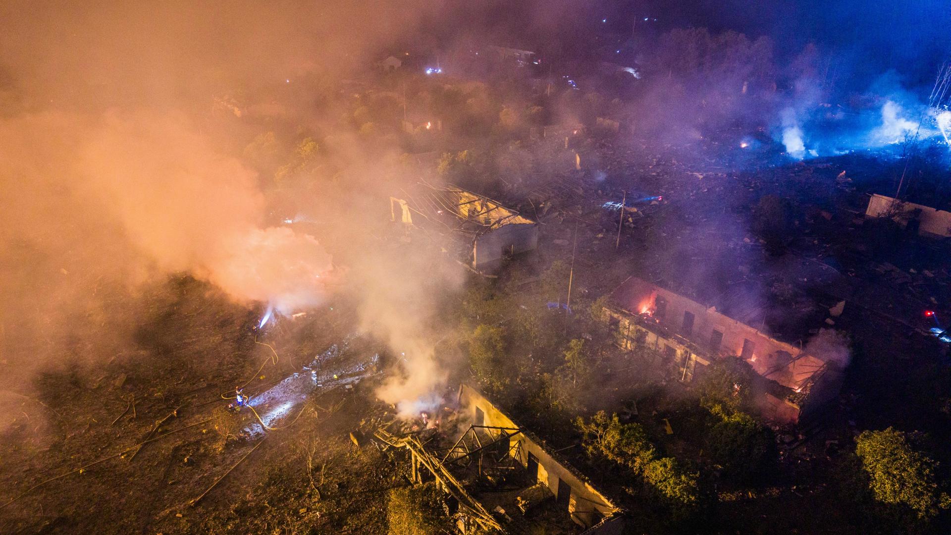 Auf diesem von der Nachrichtenagentur Xinhua veröffentlichten Luftbild arbeiten Rettungskräfte nach einer Explosion in einer Feuerwerksfabrik in der Stadt Guandu in Liuyang in der zentralchinesischen Provinz Hunan. 