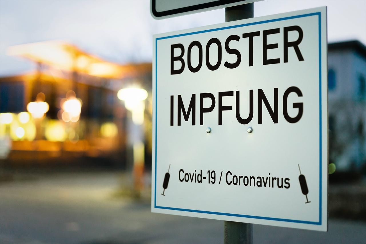 Schild mit der Aufschrift "Booster-Impfung" 