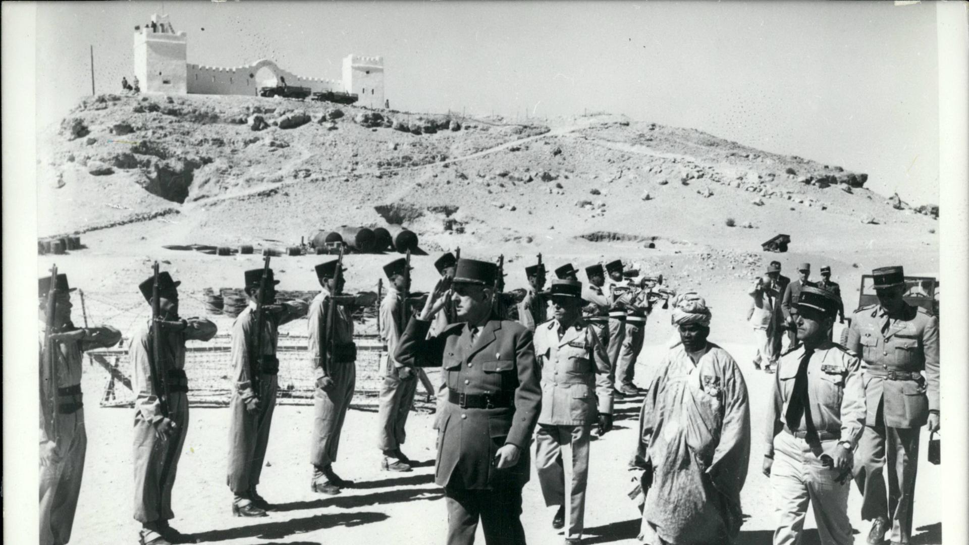 Soldaten stehen in einer Reihe. Ein General läuft vor den Soldaten.