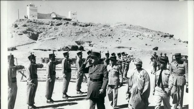 Soldaten stehen in einer Reihe. Ein General läuft vor den Soldaten.