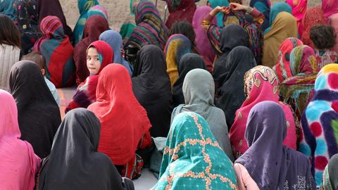 Kandahar, Afghanistan: Eine Gruppe von Mädchen wird von Frauen unterrichtet, die sich damit gegen die Regeln der Taliban stellen. Die Mädchen tragen alle eine Kopfbedeckung.