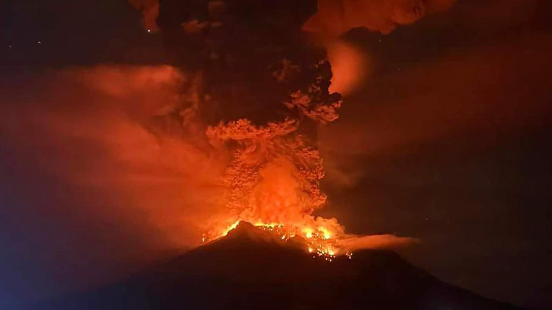 Auf diesem von der regionalen Katastrophenschutzbehörde veröffentlichten Foto glüht Lava im Krater des Vulkans Ruang, als dieser auf den Sanguine-Inseln in Indonesien ausbricht. 