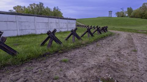Grenzdenkmal Hötensleben an der ehemaligen innerdeutschen Grenze zwischen Niedersachsen und Sachsen-Anhalt. 