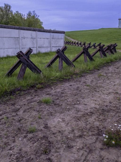 Grenzdenkmal Hötensleben an der ehemaligen innerdeutschen Grenze zwischen Niedersachsen und Sachsen-Anhalt. 
