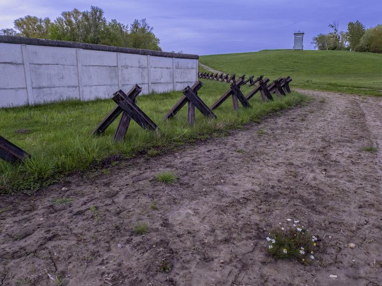 Grenzdenkmal Hötensleben an der ehemaligen innerdeutschen Grenze zwischen Niedersachsen und Sachsen-Anhalt. 