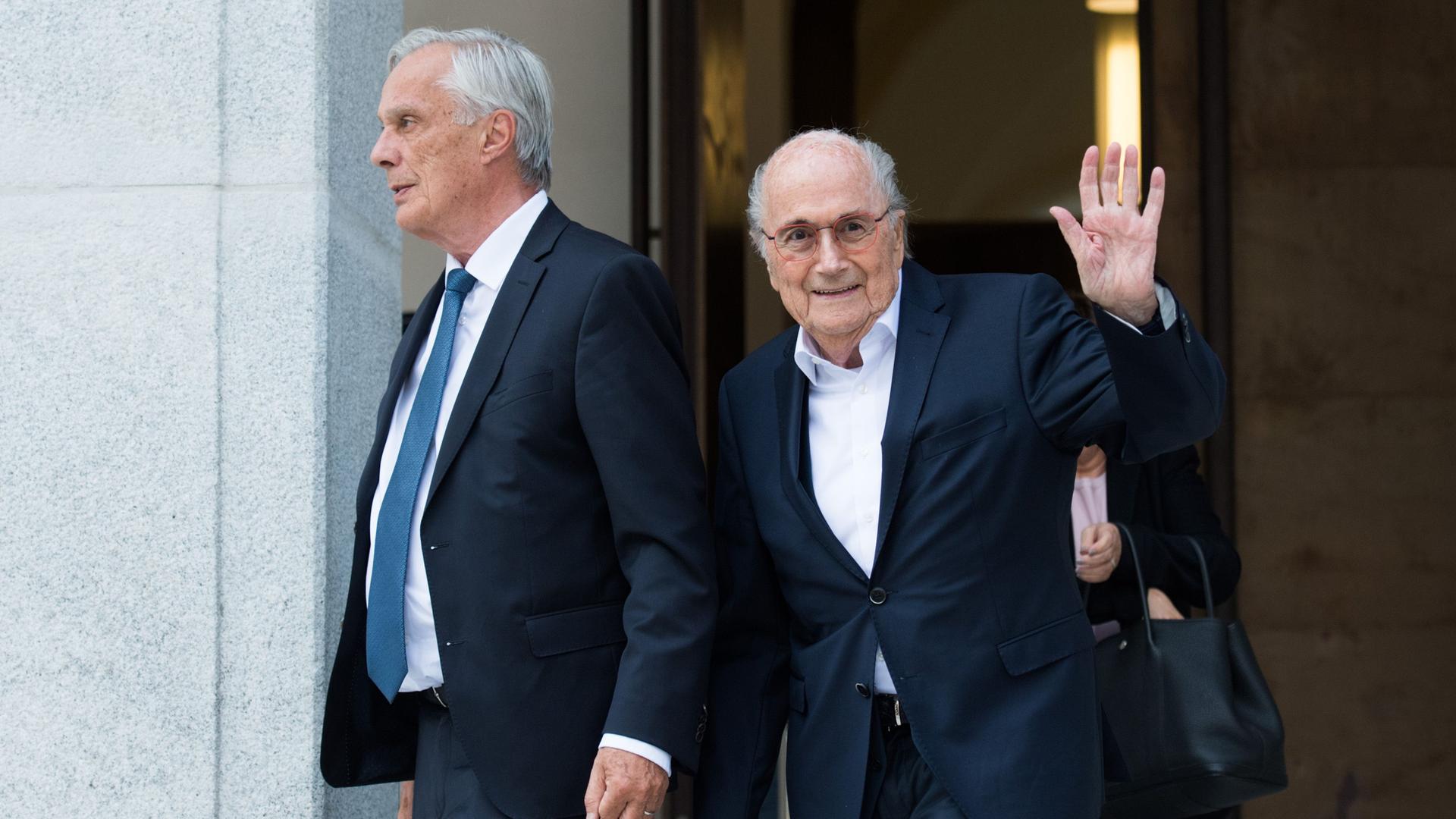 Schweiz, Bellinzona: Joseph Blatter (r), ehemaliger Präsident des Weltfußballverbands FIFA, und sein Anwalt Lorenz Erni verlassen das Bundesstrafgericht nach dem ersten Tag seines Prozesses.