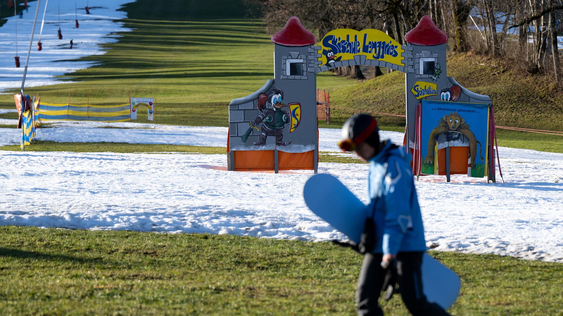 Eine junge Person Ende Dezember 2022 in Brauneck. Viele Skigebiete in Bayern leiden aktuell unter Schneemangel.