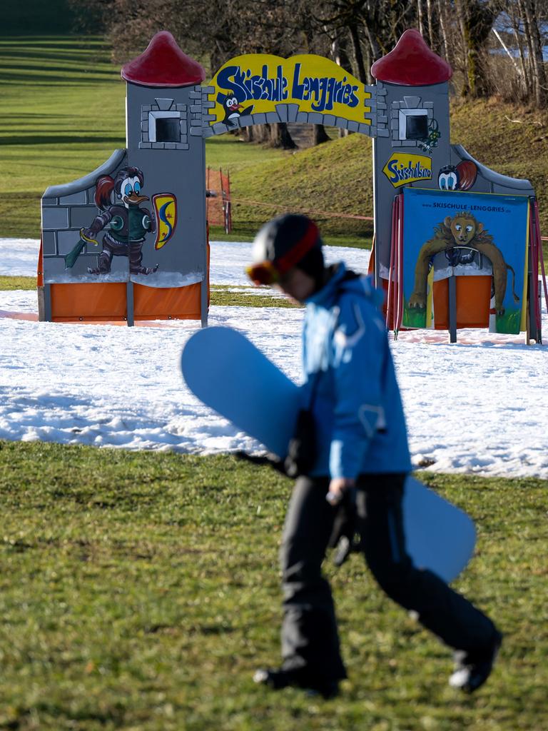 Eine junge Person Ende Dezember 2022 in Brauneck. Viele Skigebiete in Bayern leiden aktuell unter Schneemangel.