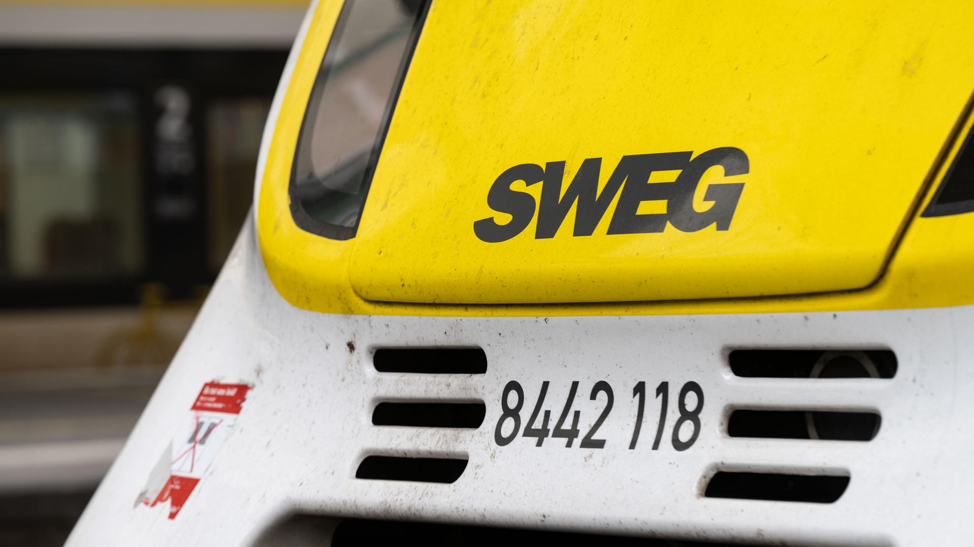 Ein Zug des Bahnunternehmens SWEG steht auf einem Gleis des Stuttgarter Hauptbahnhofs. 