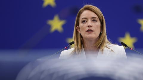 Parlamentspräsidentin Roberta Metsola spricht vor dem Europäischen Parlament