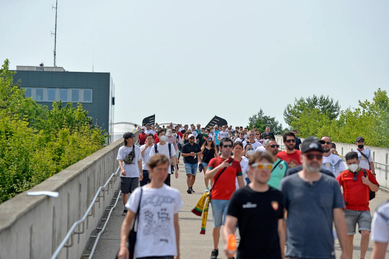 Menschen bei der EM 2021 auf dem Weg ins Münchner Stadion