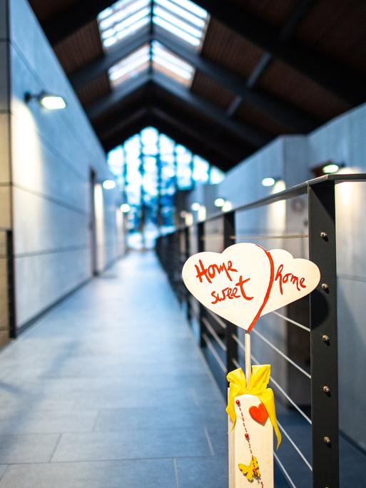 "Home sweet home" steht auf einem Holzschild in der ehemaligen Kirche, wo Kirchwohnungen entstanden sind. 