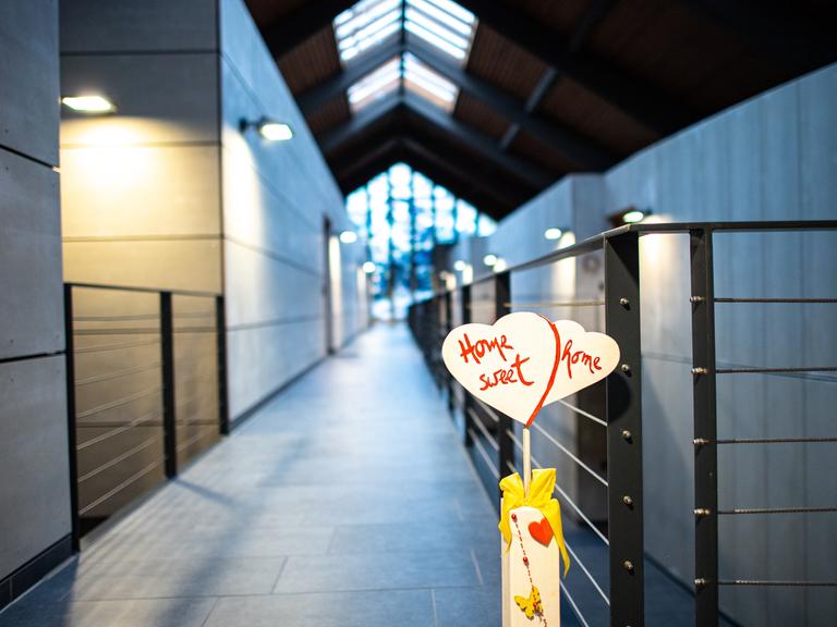 "Home sweet home" steht auf einem Holzschild in der ehemaligen Kirche, wo Kirchwohnungen entstanden sind. 