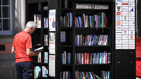 Lesegenuss unter freiem Himmel auf dem Stadtlesen / Lesefestival auf dem Rottenburger Marktplatz.