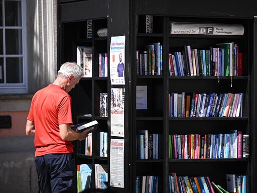 Lesegenuss unter freiem Himmel auf dem Stadtlesen / Lesefestival auf dem Rottenburger Marktplatz.