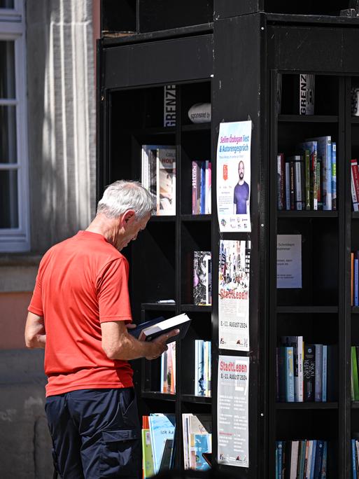 Lesegenuss unter freiem Himmel auf dem Stadtlesen / Lesefestival auf dem Rottenburger Marktplatz.