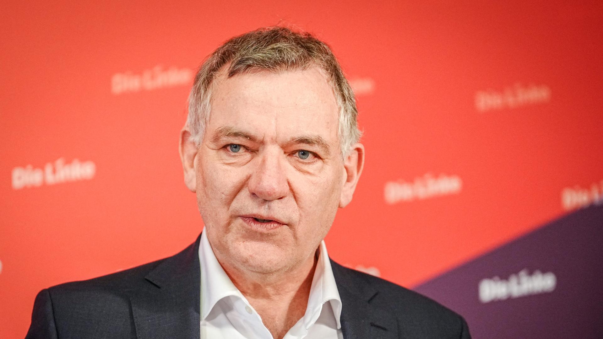 Jan van Aken, Parteivorsitzender der Partei Die Linke, gibt nach der Präsidiumssitzung seiner Partei eine Pressekonferenz. Jan van Aken, Parteivorsitzender der Partei Die Linke, gibt nach der Präsidiumssitzung seiner Partei eine Pressekonferenz.