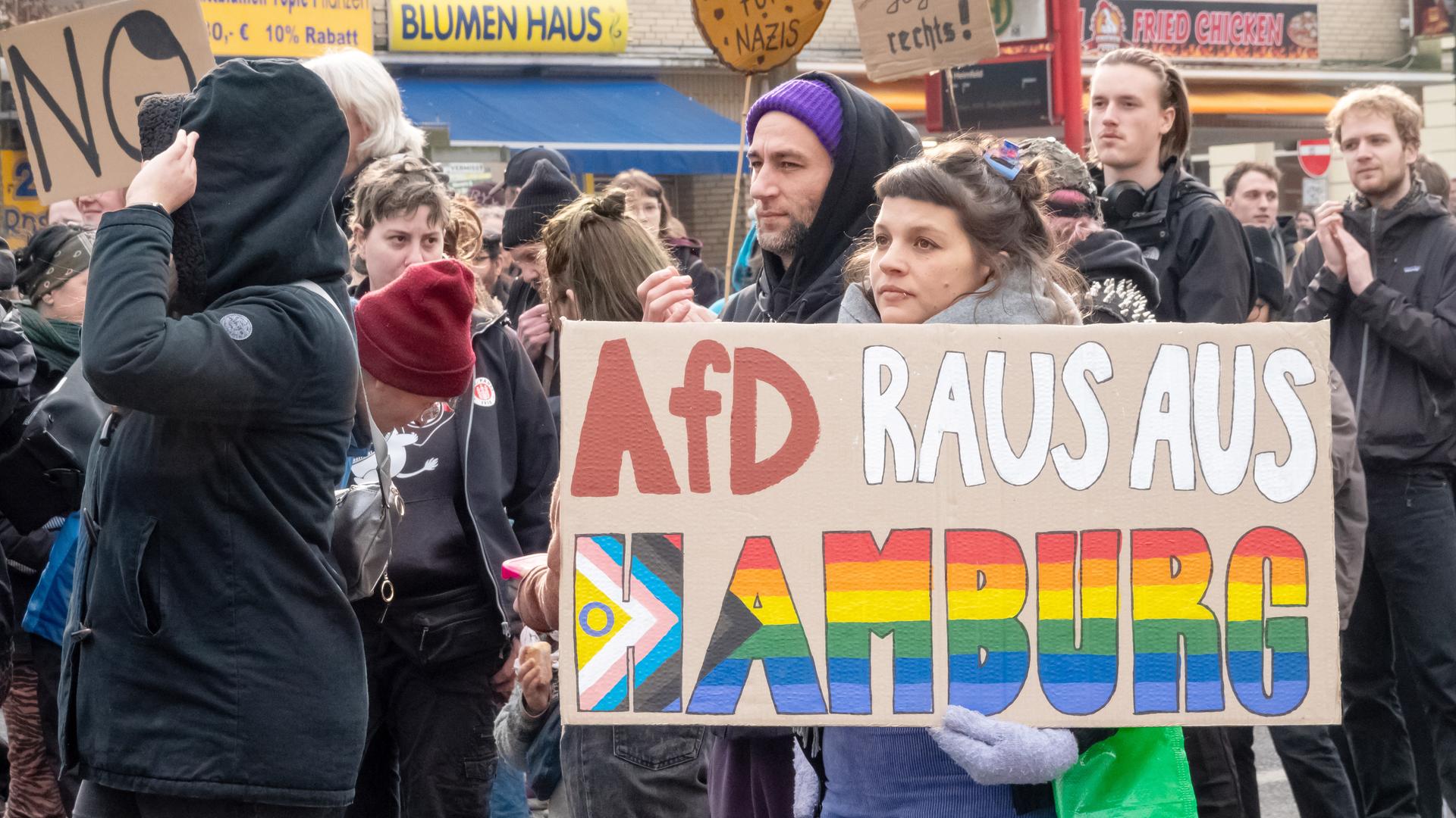 Bei einer Demonstration in Hamburg ist ein buntes Schild mit der Aufschrift "AfD raus aus Hamburg" zu sehen.