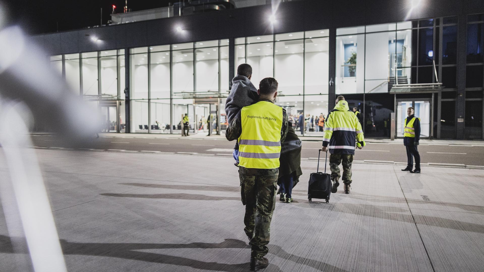 Menschen aus dem Sudan erreichen den Flughafen BER nach ihrer erfolgreichen Evakuierung in Berlin am 24.04.2023.