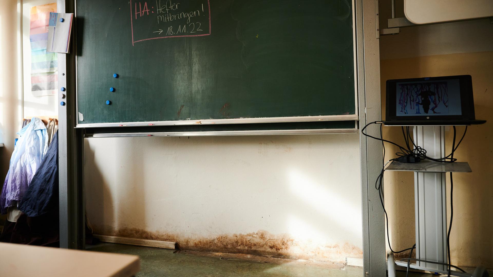 Im Keller des Gymnasiums am Europasportpark (GESP) steigt der Schimmel. Dem Gymnasium droht wegen ausbleibender Sanierung die Schließung. Im Keller des Gymnasiums am Europasportpark (GESP) steigt der Schimmel. Dem Gymnasium droht wegen ausbleibender Sanierung die Schließung.